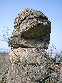 岩尾根の奇岩
