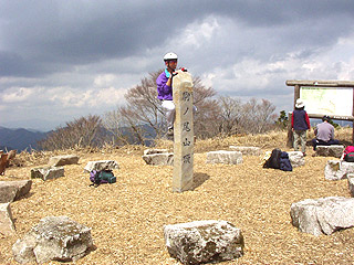 駒ノ尾山山頂のストーンサークル