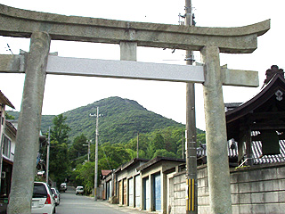 八幡神社の参道から見上げる宮山