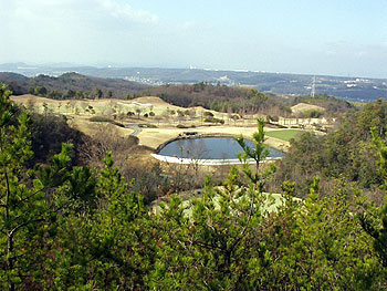 ゴルフ場の向こうに小野・社の丘陵地帯