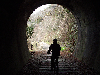 廃線のトンネルサイクリング