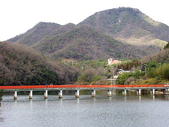 羽束山と普明寺橋を渡るＳ田さん　わかるかな？
