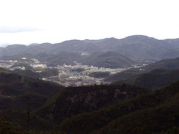 尼子山トンネルの上から天下台山方面を見る