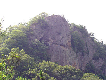 空木城址への道から見る大岩