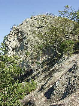 鶴觜山山頂の大岩