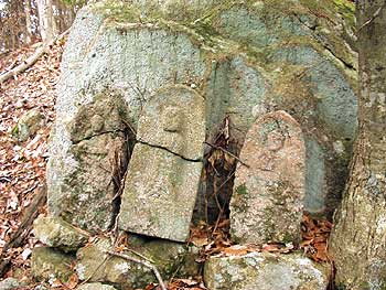 鞍部の石像３体