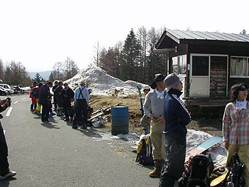 位ヶ原山荘へのバスを待つ人たち