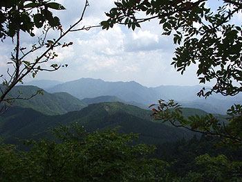 岩場から見る大杉山と須留ヶ峰