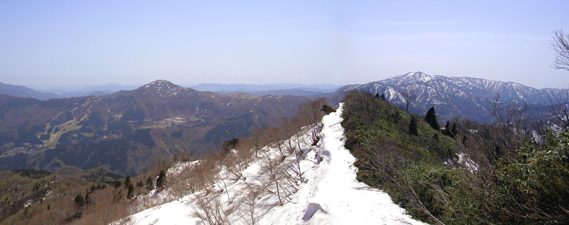 青ヶ丸山頂から見る鉢伏山と氷ノ山