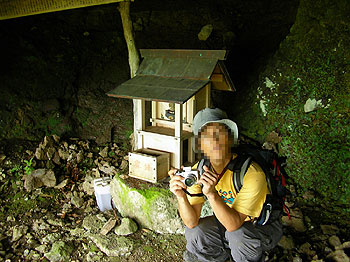 内倉洞窟の中　注：写真の人物は朝倉高清ではありません
