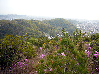 日笠山からの縦走路を眺める