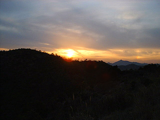 夕日に映る高御位山
