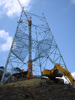工事中の高圧鉄塔