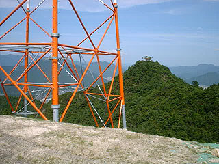 新設の高圧鉄塔と高見城山